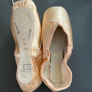 Freed of London Pointe Shoes: Classic DV Wing Size 5 1/2 XX Crown Maker (new)